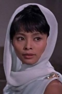 Mitsouko interpreta Madame La Porte (uncredited)