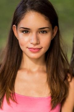 Kristen Solis interpreta Selina
