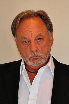 Manny Greenfield interpreta Bank Man