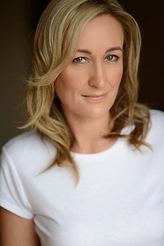 Angie Tricker interpreta Commuter