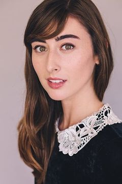 Jillian Morgese interpreta Woman in Restaurant (uncredited)