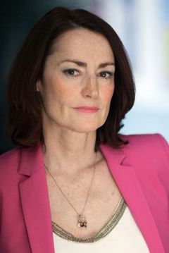 Pooky Quesnel interpreta Pauline Treherne / Maureen Gardner