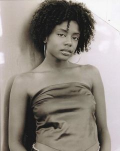 Niki J. Crawford interpreta Waitress #1