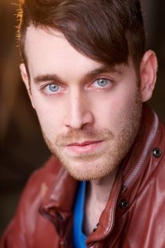 Tyler Peck interpreta Gene