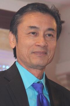 Joseph Hieu interpreta NVA Officer