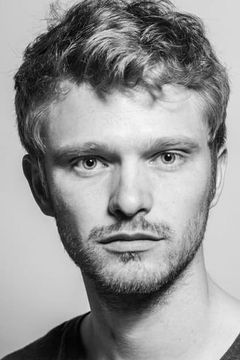 Alexander Owen interpreta Angus Hetbury