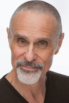 Joel Swetow interpreta Abdul Rashid