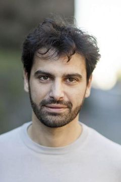Dario Leone interpreta Lucci