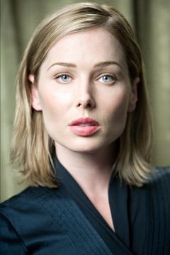 Stefanie von Pfetten interpreta Claire Smith