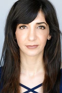 Suzanne Cotsakos interpreta Co-Pilot