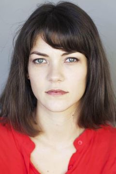 Olivia Ross interpreta Attachée de presse maison de couture Londres
