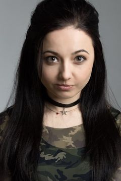 Aiste S. Gram interpreta Girl Band Member #1