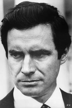 Bradford Dillman interpreta Captain Briggs