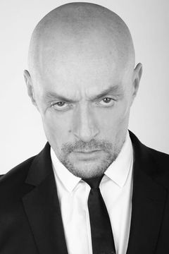 Sean Cronin interpreta Masked Syndicate Man