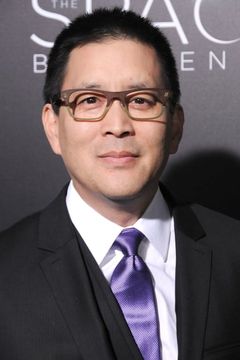 Scott Takeda interpreta Billy