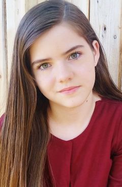 Julia Torrance interpreta Orphan Girl #2