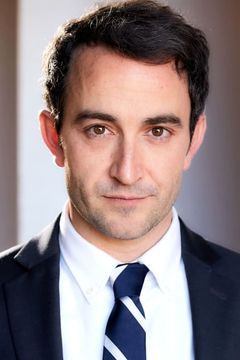 Clayton Farris interpreta Assistant Director