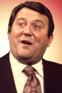 Terry Scott interpreta Police Constable Wells
