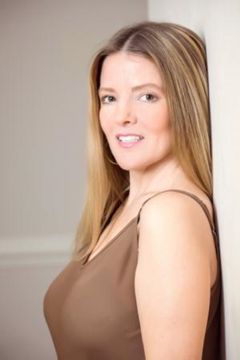 Holly Gardner interpreta Women at Monument