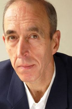 Michael Mears interpreta Clerk of Court