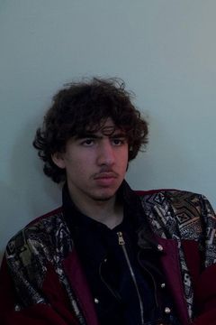Adam Ramadan interpreta Alexandros