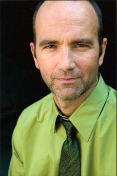 Christopher Popio interpreta Cab Driver (uncredited)