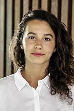 Sarah Cheyenne interpreta Alice