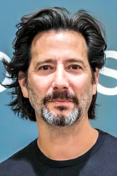 Henry Ian Cusick interpreta Russ Taylor