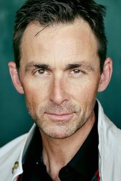 James Patrick Stuart interpreta Mr. Pratt
