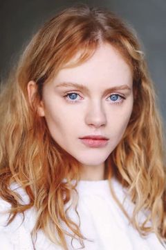 Emma Laird interpreta Desdemona Holland