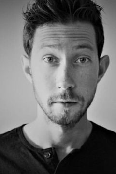 Taran Vitt interpreta Leo