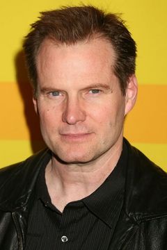 Jack Coleman interpreta Dr. James Mayfield