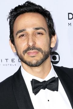 Amir Arison interpreta Aram Mojtabai