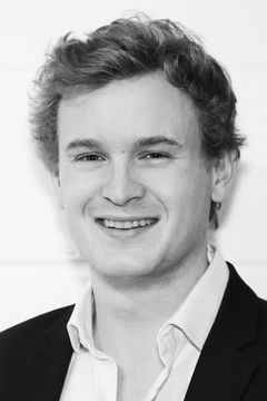 Max Pirkis interpreta Midshipman Blakeney