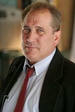 Sam Ayers interpreta Detective