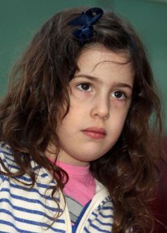 Sadie Sandler interpreta Little Girl on Ship