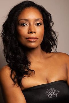 Tarina Pouncy interpreta Hallway Bailiff