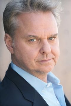 Andy Prosky interpreta INS Agent