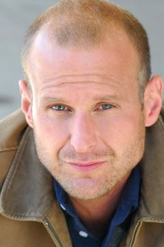 Kirk B.R. Woller interpreta Grunick