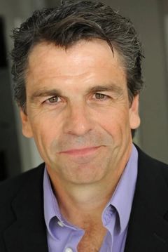 Julian Stone interpreta Additional Voices (voice) (uncredited)