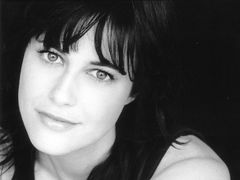 Fiona Loewi interpreta Lisa Perkins