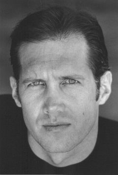 Gabriel Folse interpreta Officer Terrance