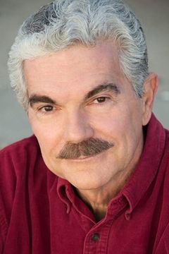 Sam Ingraffia interpreta Kenny Kahn
