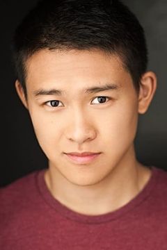 Cardi Wong interpreta Ethan
