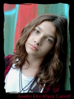 Ameko Eks Mass Carroll interpreta Crying Child