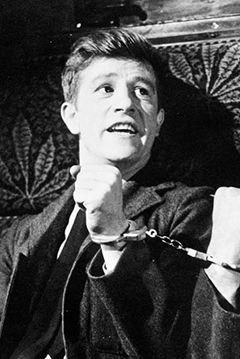 Alfred Lynch interpreta Tranio