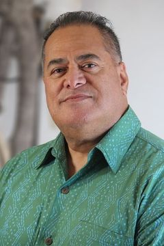 Pomaika'i Brown interpreta Radio DJ