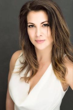 Samantha Ivers interpreta Stephanie