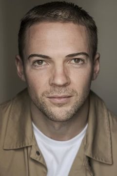 Marc Dennis interpreta Fishmonger Stevens