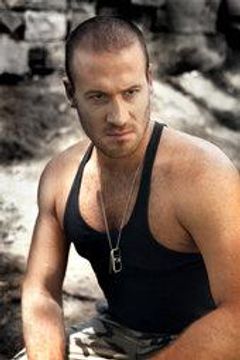 John Cross interpreta Lieutenant Markos